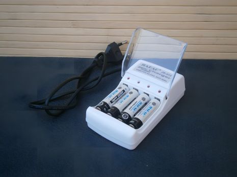 Зарядное устройство для батареек АА и ААА.