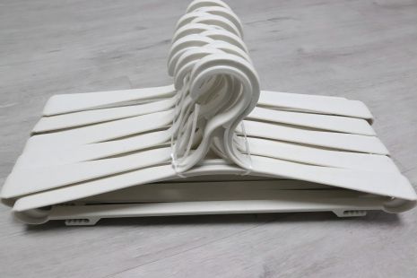 Набор вешалок 10 шт для тяжелой одежды пластиковые цветные Набор вешалок 10 шт для тяжелой одежды пластиковые цветные