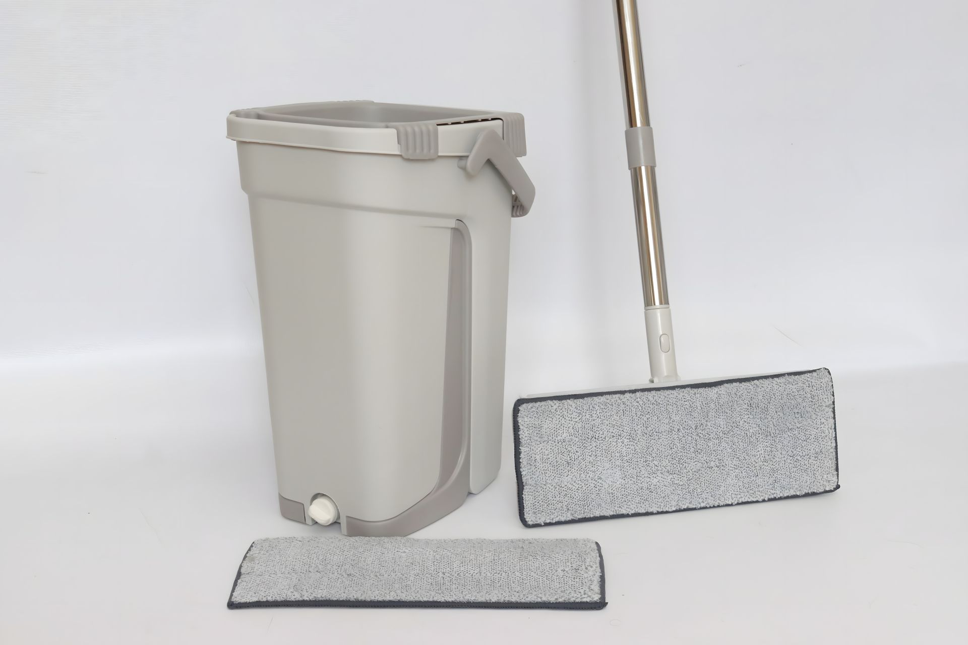 Швабра з віджимом та відром "R1" з додатковою насадкою Швабра з віджимом та відром "R1" з додатковою насадкою