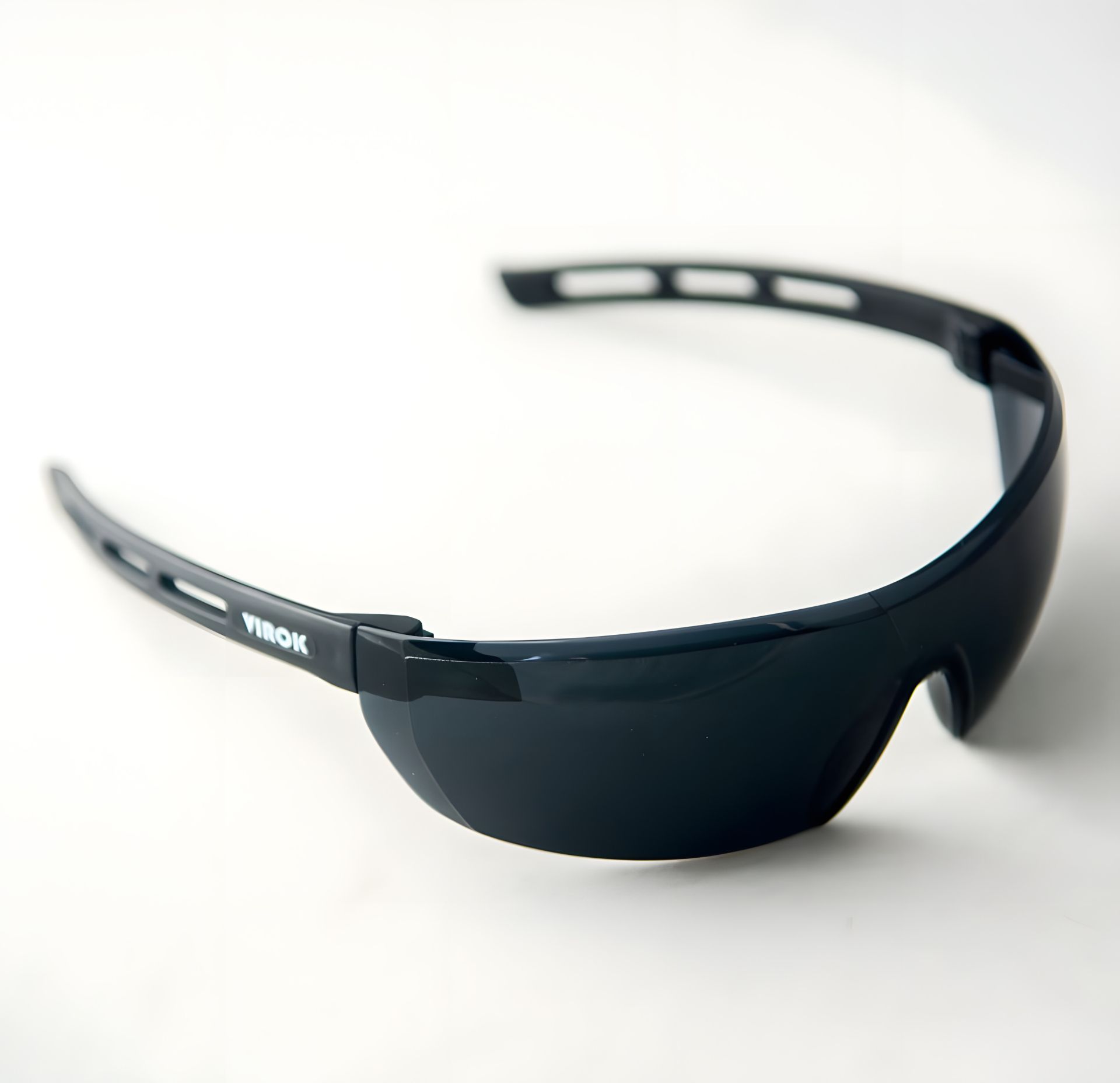 Захисні окуляри затемнені полікарбонатні VIROK 82V107 Захисні окуляри затемнені полікарбонатні VIROK 82V107