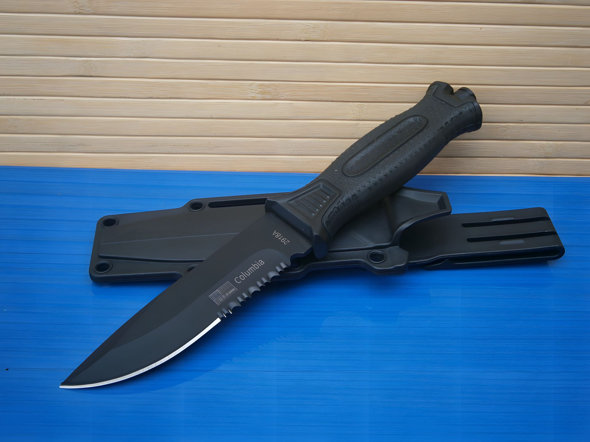 Мисливський ніж Columbia 702A з чохлом і серейтором, 24 см Мисливський ніж Columbia 702A з чохлом і серейтором, 24 см