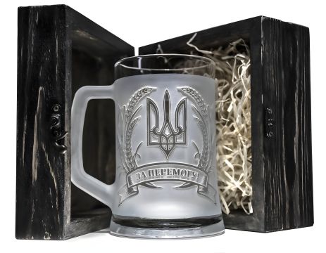 Пивной бокал с патриотической гравировкой "За перемогу!" в деревянной подарочной шкатулке Пивной бокал с патриотической гравировкой "За перемогу!" в деревянной подарочной шкатулке
