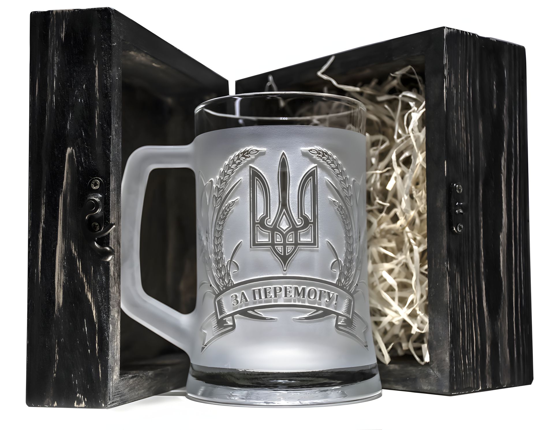 Пивной бокал с патриотической гравировкой "За перемогу!" в деревянной подарочной шкатулке Пивной бокал с патриотической гравировкой "За перемогу!" в деревянной подарочной шкатулке