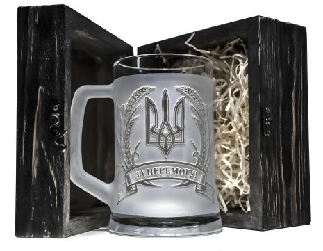 Пивной бокал с патриотической гравировкой "За перемогу!" в деревянной подарочной шкатулке Пивной бокал с патриотической гравировкой "За перемогу!" в деревянной подарочной шкатулке