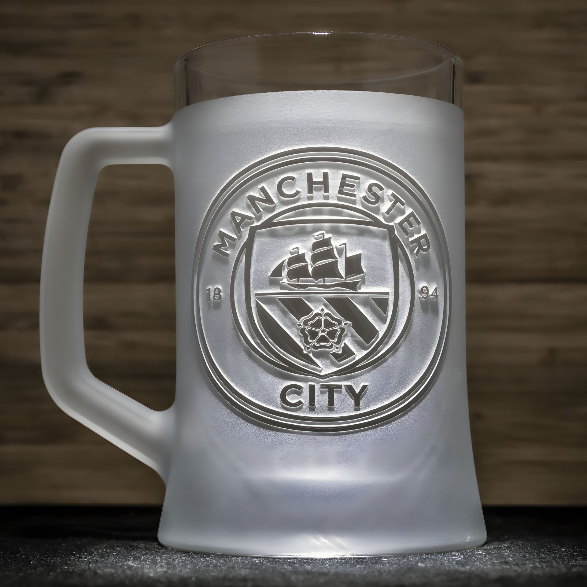 Бокал для пива с гравировкой логотипа ФК Манчестер Сити FC Manchester City SandDecor Бокал для пива с гравировкой логотипа ФК Манчестер Сити FC Manchester City SandDecor