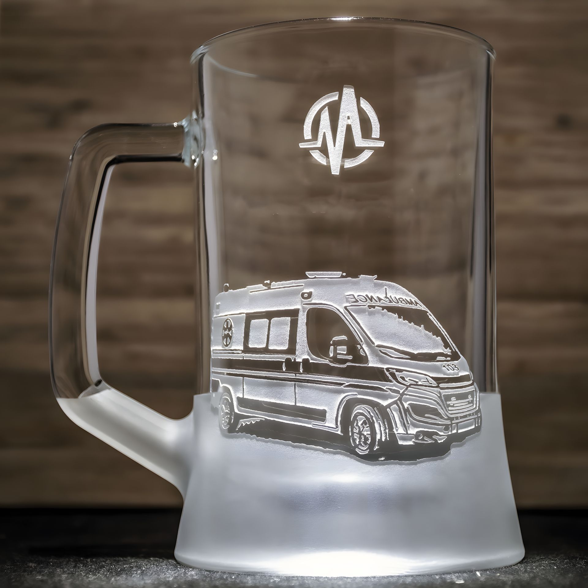 Подарочный бокал водителю скорой помощи с гравировкой машины скорой помощи Подарочный бокал водителю скорой помощи с гравировкой машины скорой помощи