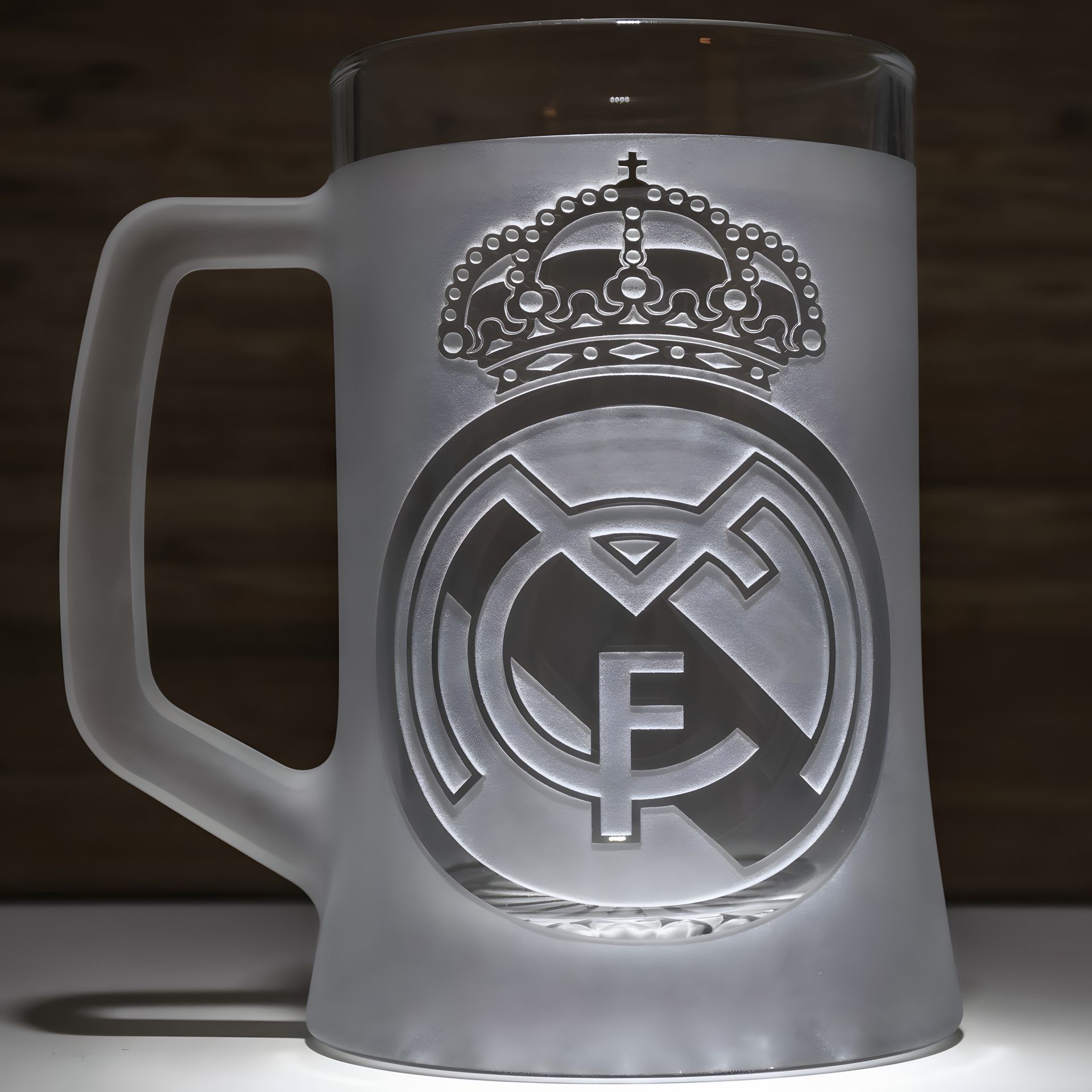 Бокал для пива с гравировкой клуба Real Madrid, матовая SandDec Бокал для пива с гравировкой клуба Real Madrid, матовая SandDec