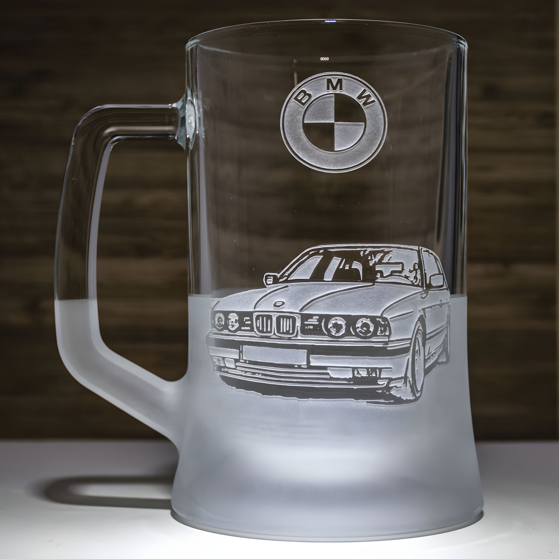 Автомобилисту подарок - бокал для пива BMW E34 гравировка SandDecor