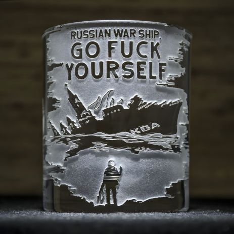 Склянка для віскі сувенірна з гравіюванням "russian war ship go f*ck yourself" Склянка для віскі сувенірна з гравіюванням "russian war ship go f*ck yourself"