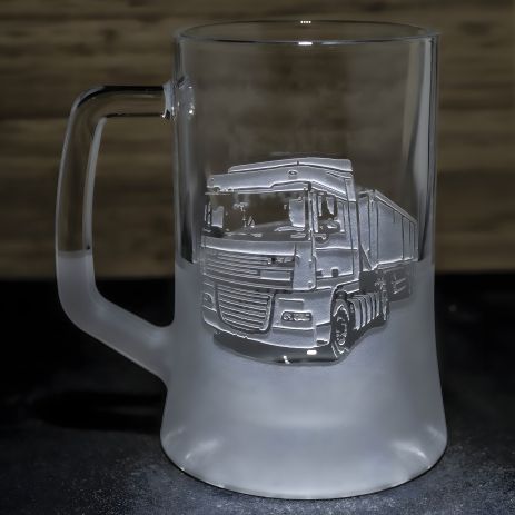 Подарок водителю дальнобойщику - Пивной бокал с гравировкой фура DAF с полуприцепом