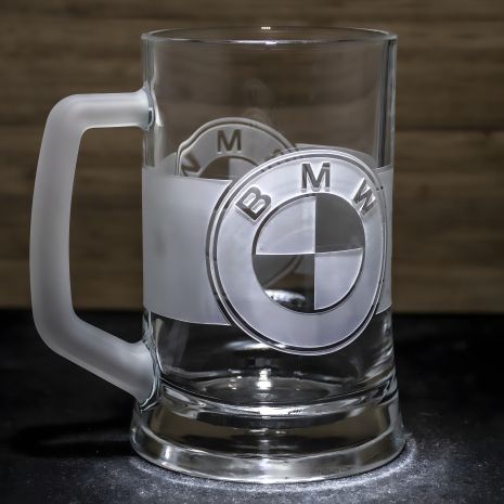 Пивной стакан с гравировкой BMW и матовой ручкой