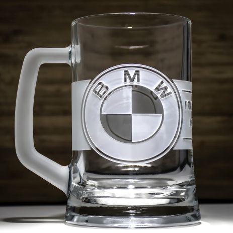 Пивная кружка с гравировкой "BMW головного мозга" с матовой ручкой - подарок для фаната BMW