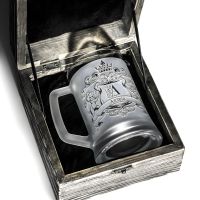 Именной пивной бокал с гравировкой Монограммы в деревянной подарочной шкатулке