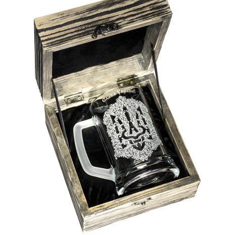 Пивний бокал з гравіюванням Тризуб та написом "Слава Україні" в дерев'яній подарунковій скриньці Пивний бокал з гравіюванням Тризуб та написом "Слава Україні" в дерев'яній подарунковій скриньці