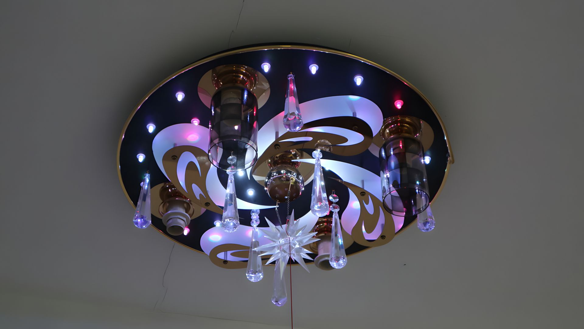 Люстра "космос" з 5 лампочками та підсвіткою VALESO V 70037-4+1А-500 Люстра "космос" з 5 лампочками та підсвіткою VALESO V 70037-4+1А-500