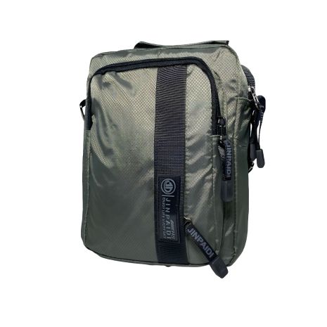 Сумка через плечо на два отдела, два фронтальных кармана, цвет зеленый