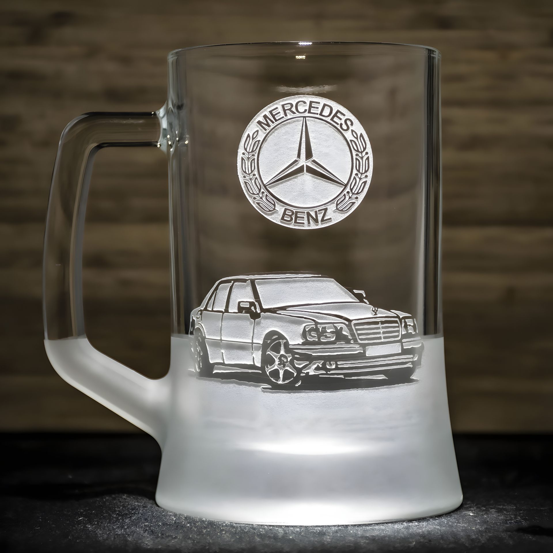 Пивний келих з гравіюванням автомобіля Merсedes W124 - подарунок автолюбителю Пивний келих з гравіюванням автомобіля Merсedes W124 - подарунок автолюбителю