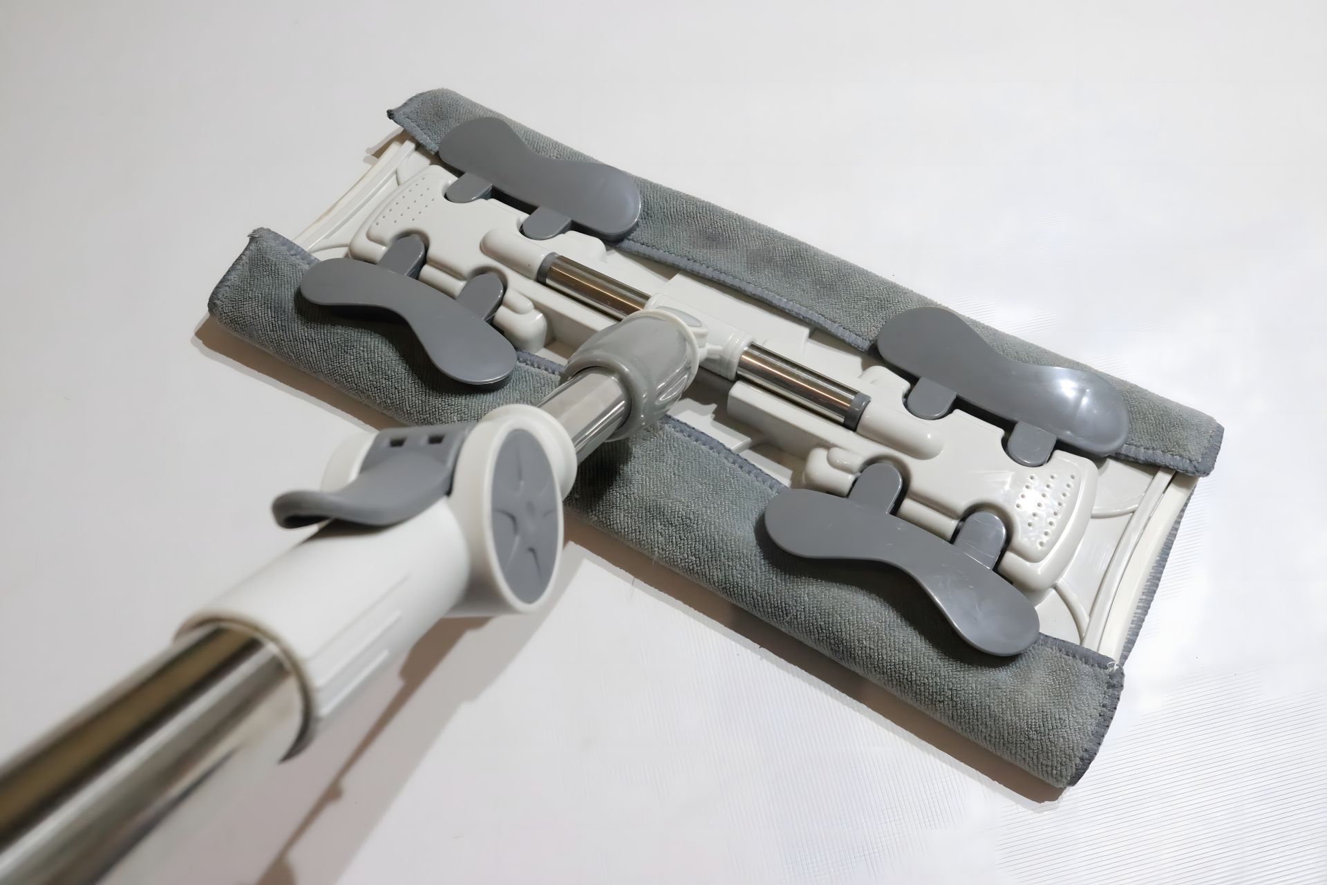 Швабра для пола из микрофибры с зажимом "Professional" Швабра для пола из микрофибры с зажимом "Professional"