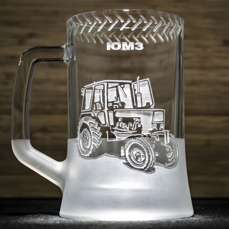 Пивной бокал с гравировкой трактора ЮМЗ - подарок для тракториста Пивной бокал с гравировкой трактора ЮМЗ - подарок для тракториста