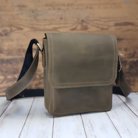 Мужская кожаная сумка GS оливковая с декоративной строчкой 23*20*7 см Мужская кожаная сумка GS оливковая с декоративной строчкой 23*20*7 см