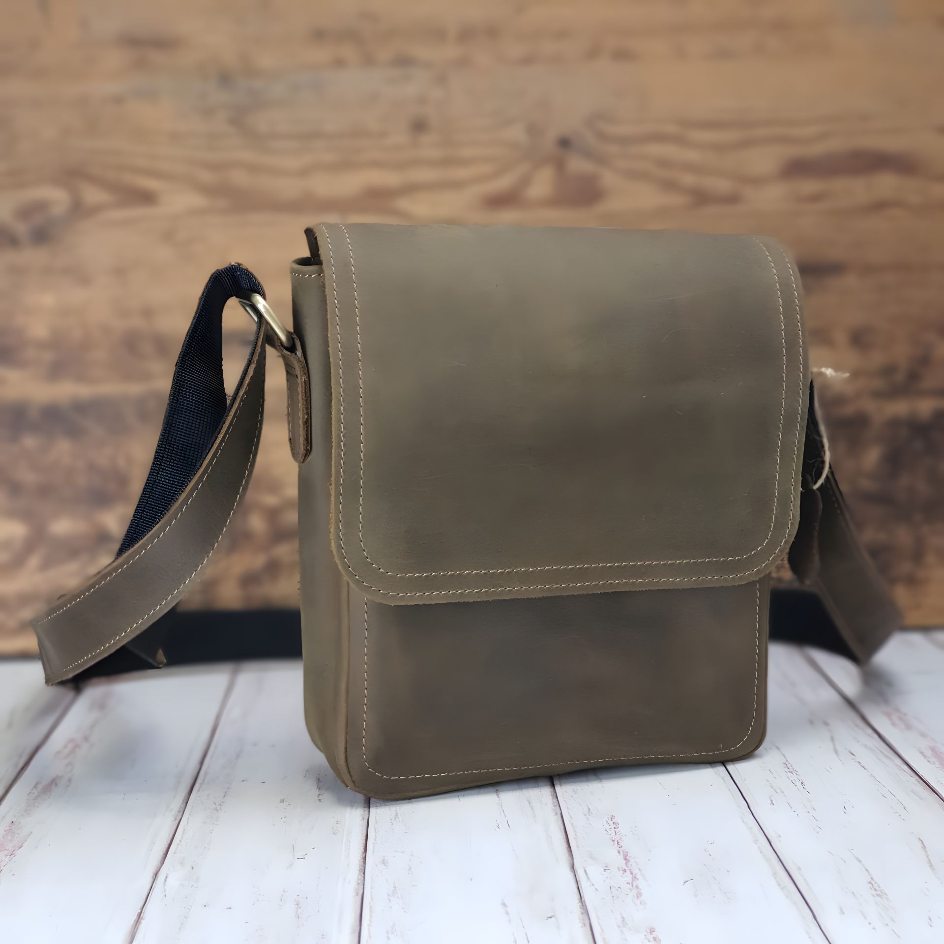 Мужская кожаная сумка GS оливковая с декоративной строчкой 23*20*7 см Мужская кожаная сумка GS оливковая с декоративной строчкой 23*20*7 см