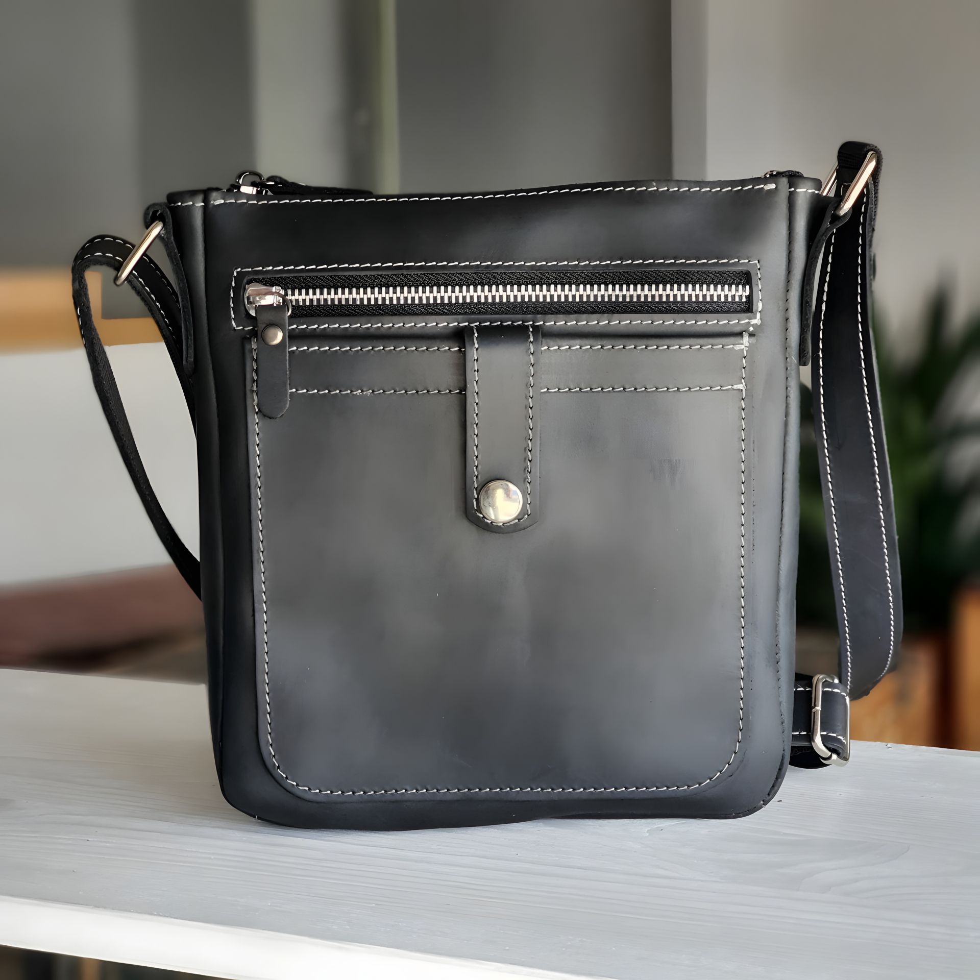 Чоловіча шкіряна сумка GS, планшет 22*20*3 см, чорна з сірою стрічкою Чоловіча шкіряна сумка GS, планшет 22*20*3 см, чорна з сірою стрічкою