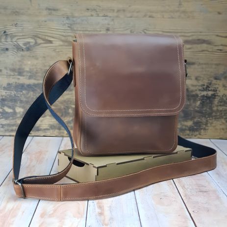 Мужская кожаная сумка GS с декоративными швами 23*20*7 см, коньяк Мужская кожаная сумка GS с декоративными швами 23*20*7 см, коньяк