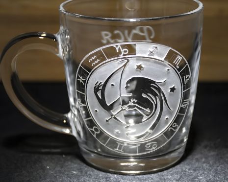 Гравированная чашка со знаком зодиака Стрелец Гравированная чашка со знаком зодиака Стрелец