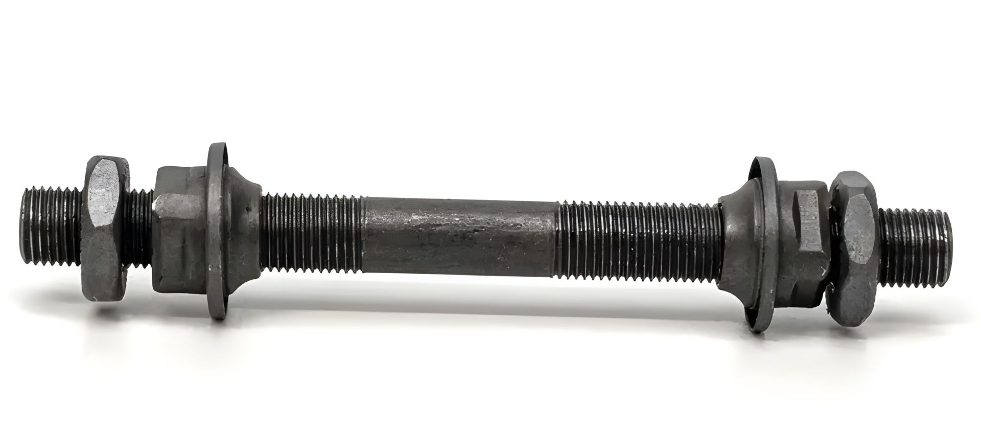 Ось переднего колеса с пыльниками под эксцентрик 108 мм Ось переднего колеса с пыльниками под эксцентрик 108 мм