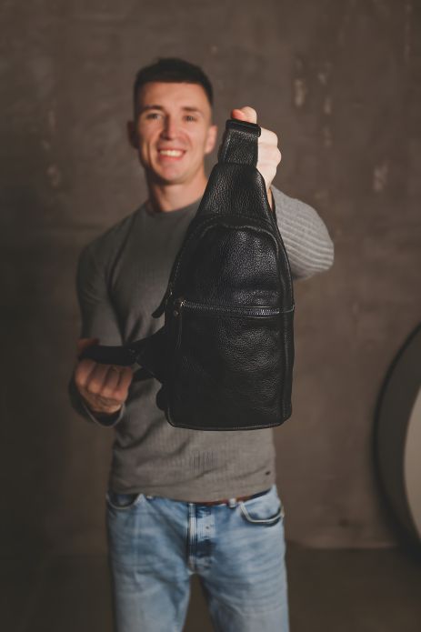 Черная чоловіча слінг-сумка из натуральной кожи Черная чоловіча слінг-сумка из натуральной кожи