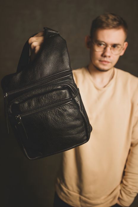 Чоловіча слінг сумка шкіряна чорна