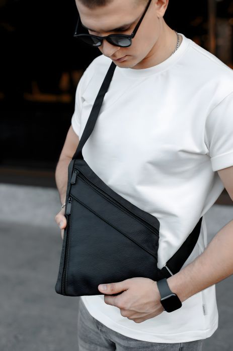 Черная чоловіча слінг-сумка из натуральной кожи Черная чоловіча слінг-сумка из натуральной кожи