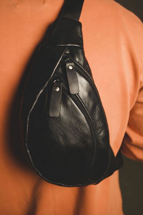 Чоловіча шкіряна поясна сумка чорного кольору