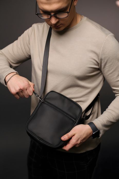 Чоловіча месенджер сумка з натуральної шкіри чорного кольору