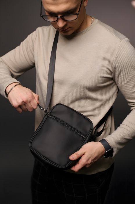 Чоловіча месенджер сумка з натуральної шкіри чорного кольору