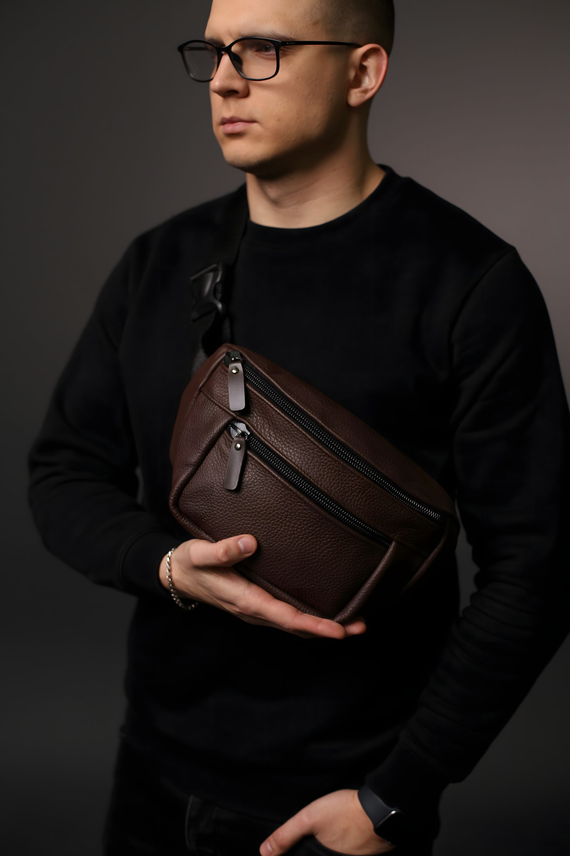 Кожаная мужская сумка-бананка коричневая Кожаная мужская сумка-бананка коричневая