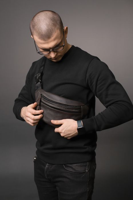 Чоловіча бананка із натуральної шкіри коричневого кольору