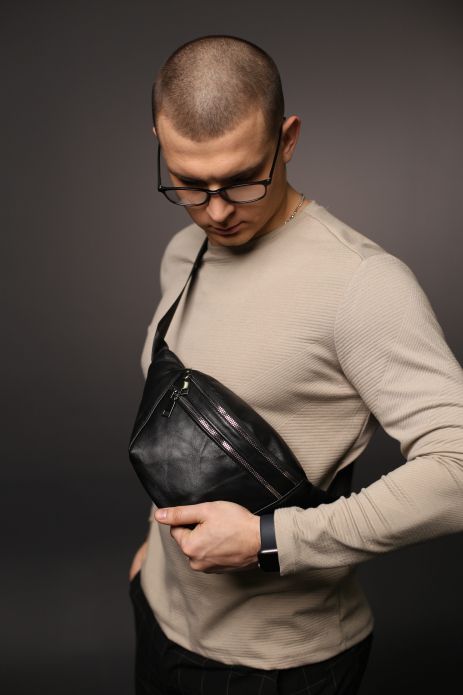 Чёрная мужская кожаная бананка