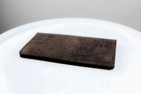Чоловіче шкіряне портмоне з тисненням під крокодила коричневе