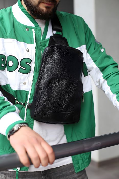 Мужская кожаная сумка-слинг SKILL черного цвета