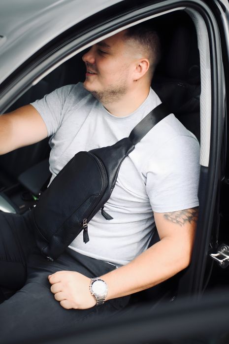 Мужская кожаная сумка-слинг SKILL черного цвета