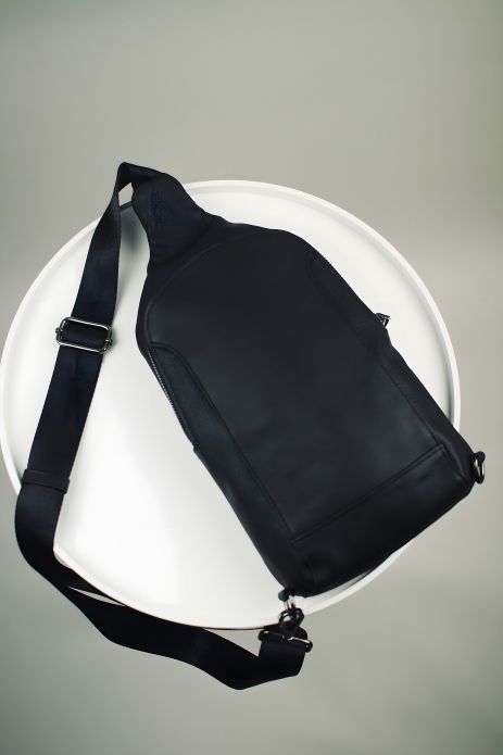 Мужская сумка SKILL нагрудная из натуральной черной кожи Мужская сумка SKILL нагрудная из натуральной черной кожи