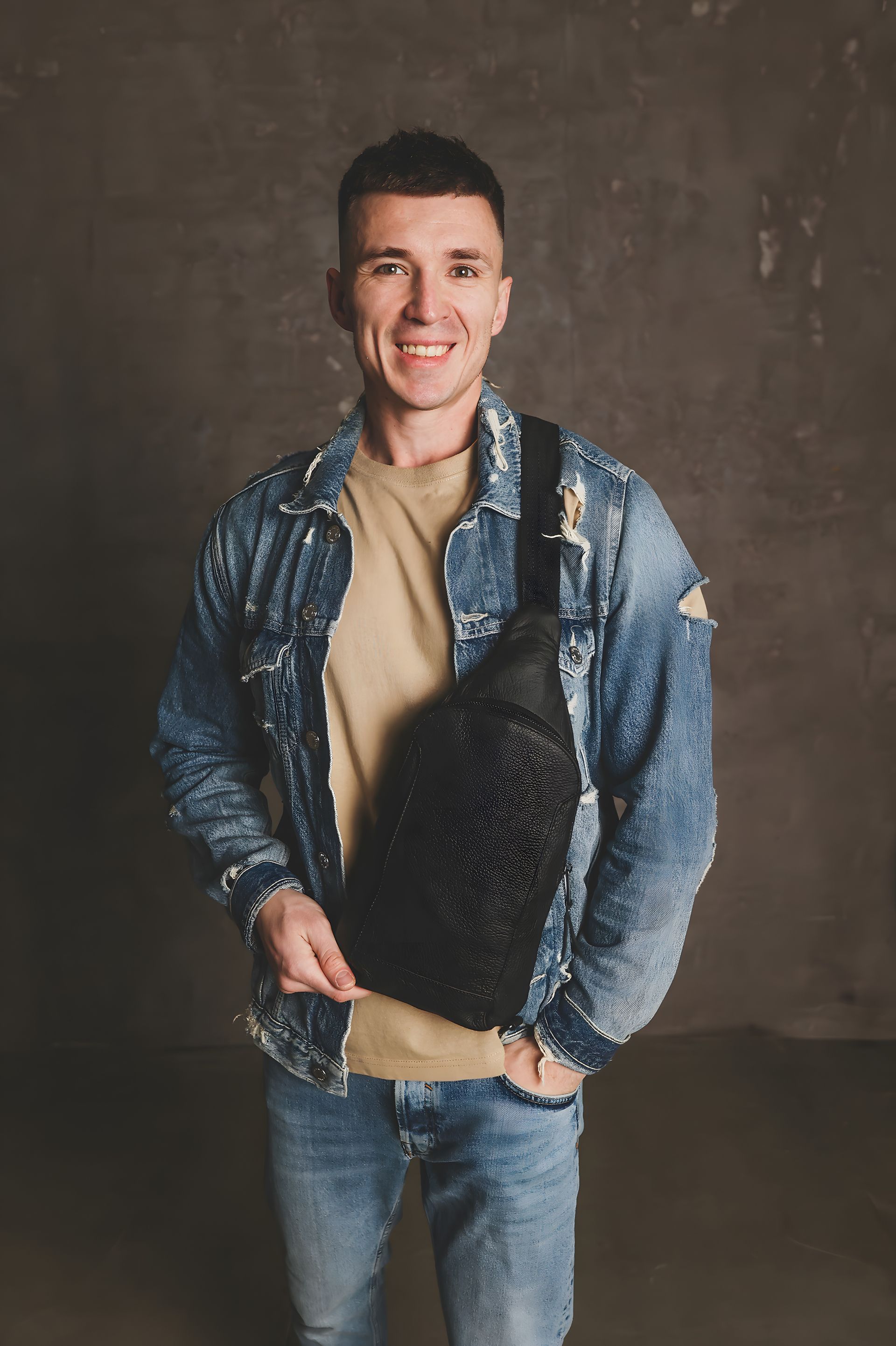 Мужская кожаная сумка-слинг SKILL черного цвета Мужская кожаная сумка-слинг SKILL черного цвета