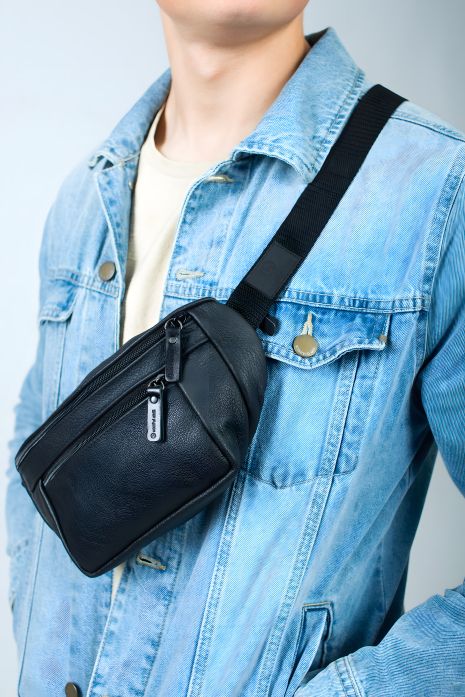 Чоловіча шкіряна поясна сумка чорного кольору