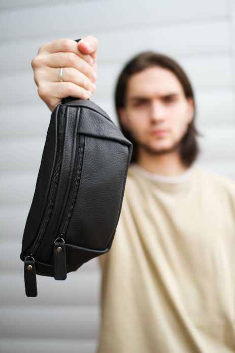 Чоловіча шкіряна поясна сумка чорного кольору