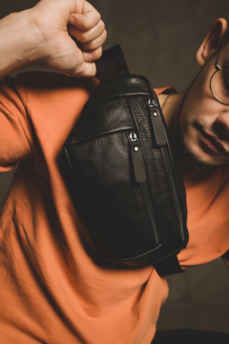 Чоловіча бананка із натуральної шкіри чорна сумка