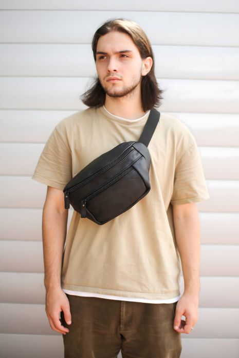 Чоловіча шкіряна поясна сумка чорного кольору