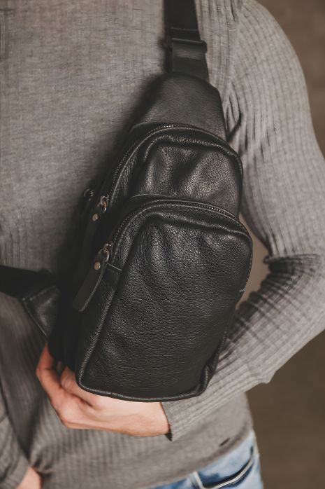 Черная чоловіча слінг-сумка из натуральной кожи