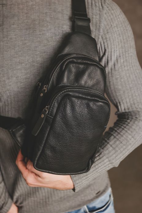 Чоловіча слінг-сумка з натуральної шкіри, чорна Чоловіча слінг-сумка з натуральної шкіри, чорна