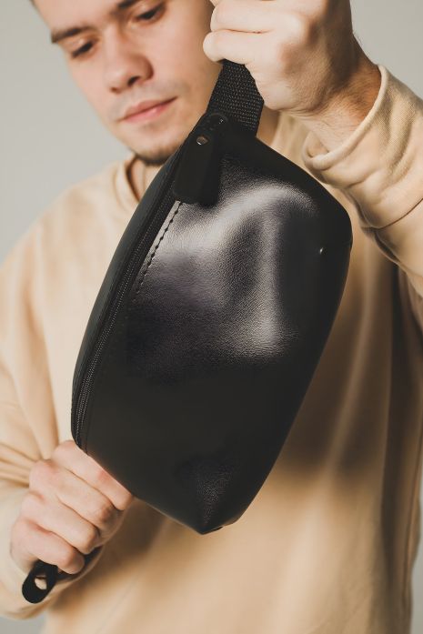 Чоловіча чорна бананка сумка